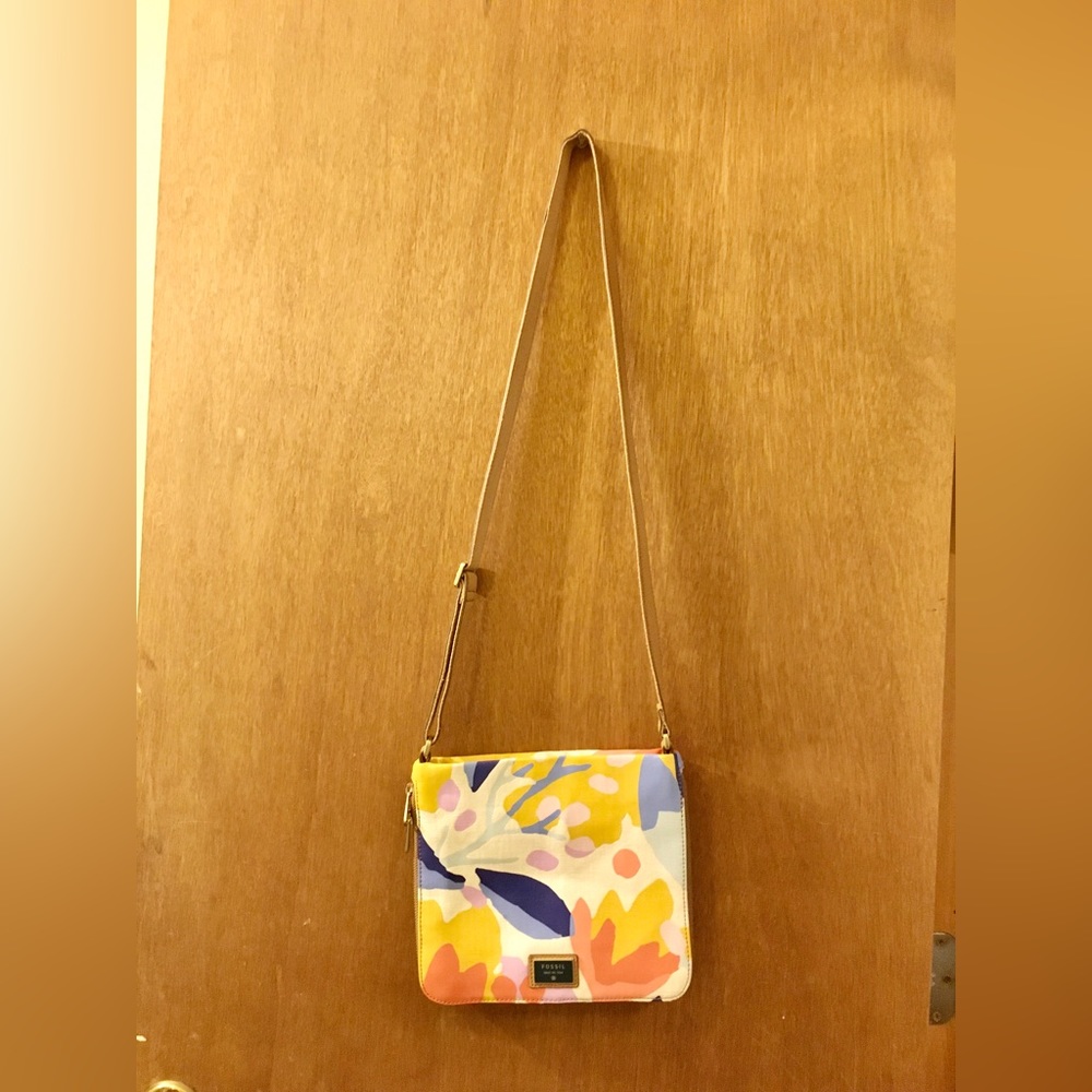 Fossil floral purse, expands with zipper insert. Cross body/messenger size. New!